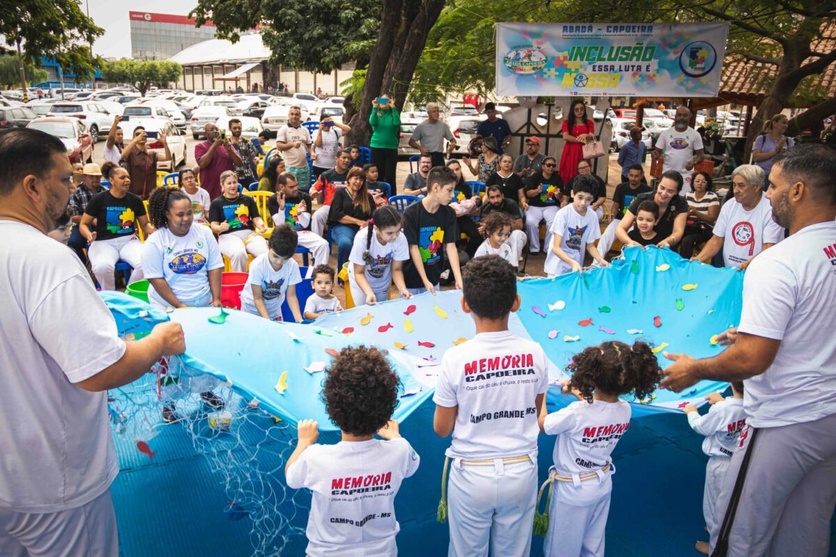 Projeto de Capoeira com atividades ludicas e apresentacoes com as criancas