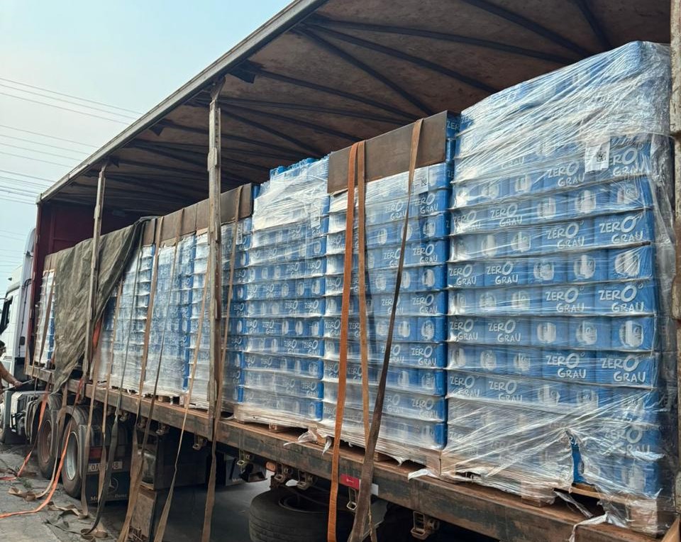 Veículo flagrado fazendo contrabando de bebidas para Bolívia. (Foto: Receita Federal)