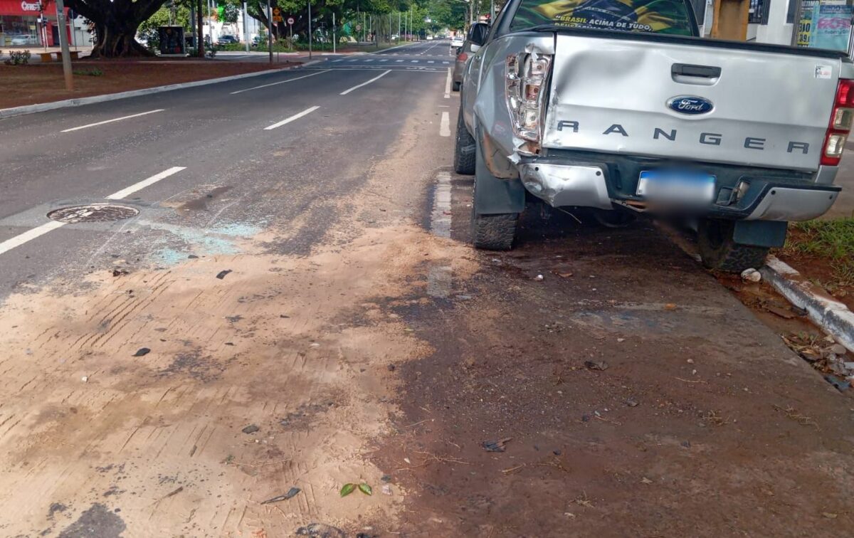 Caminhonete atingida por carro conduzido por condutor bêbado, na Afonso Pena (Foto: Sérgio Saturnino)