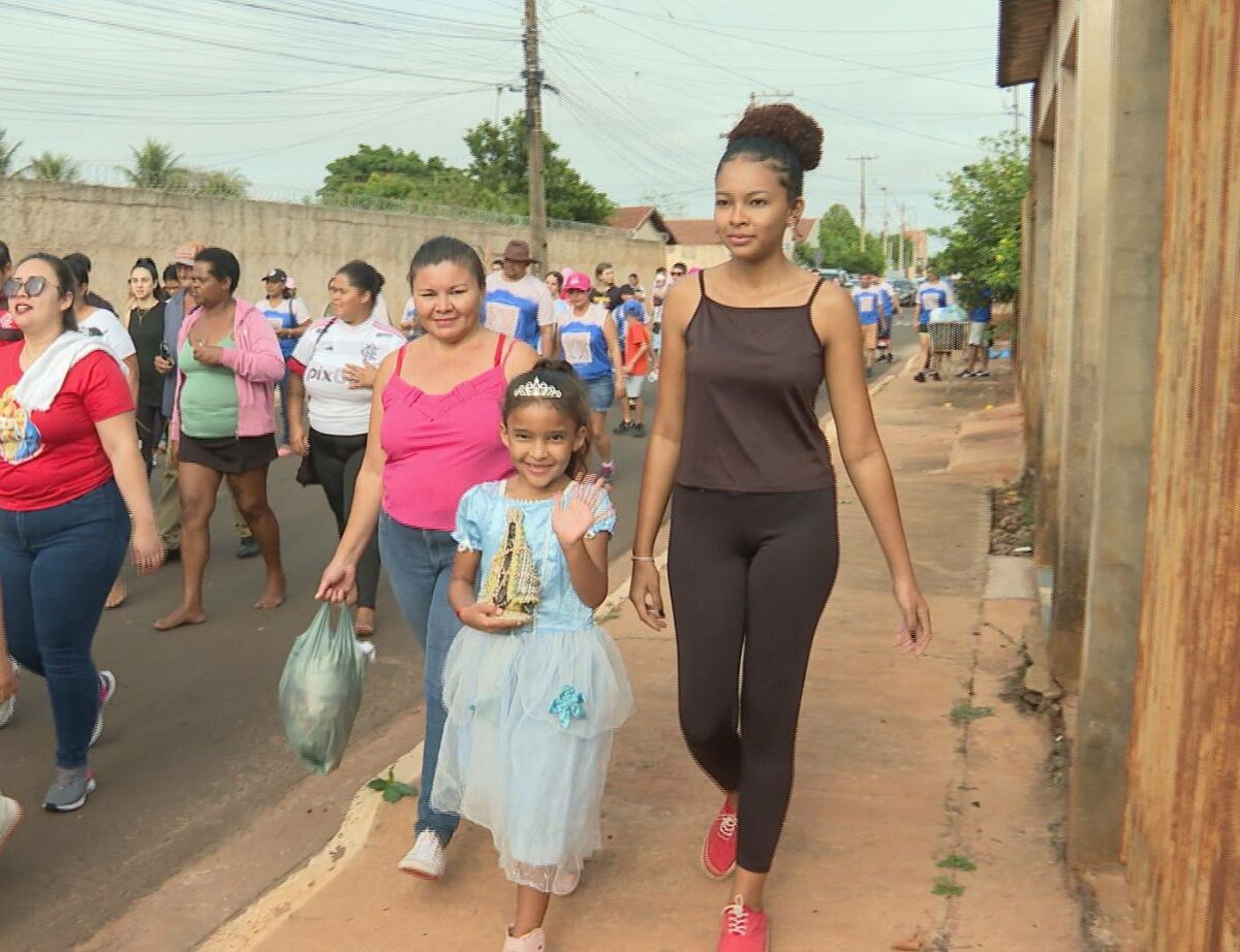 Família fez questão de caminhar e agradecer (Foto: Mateus Nunes)