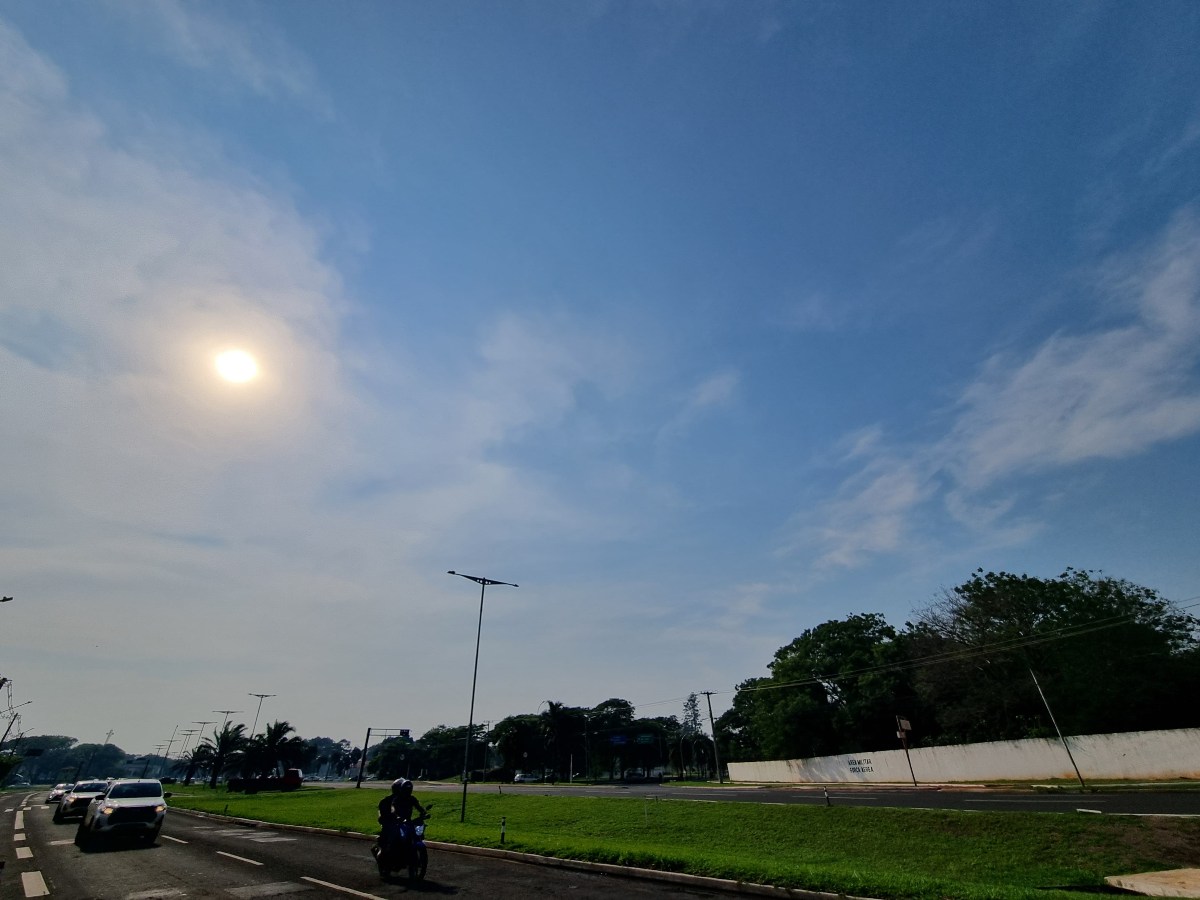 Sol brilhando no céu de Campo Grande, nesta sexta (Foto: Felipe Ribeiro)