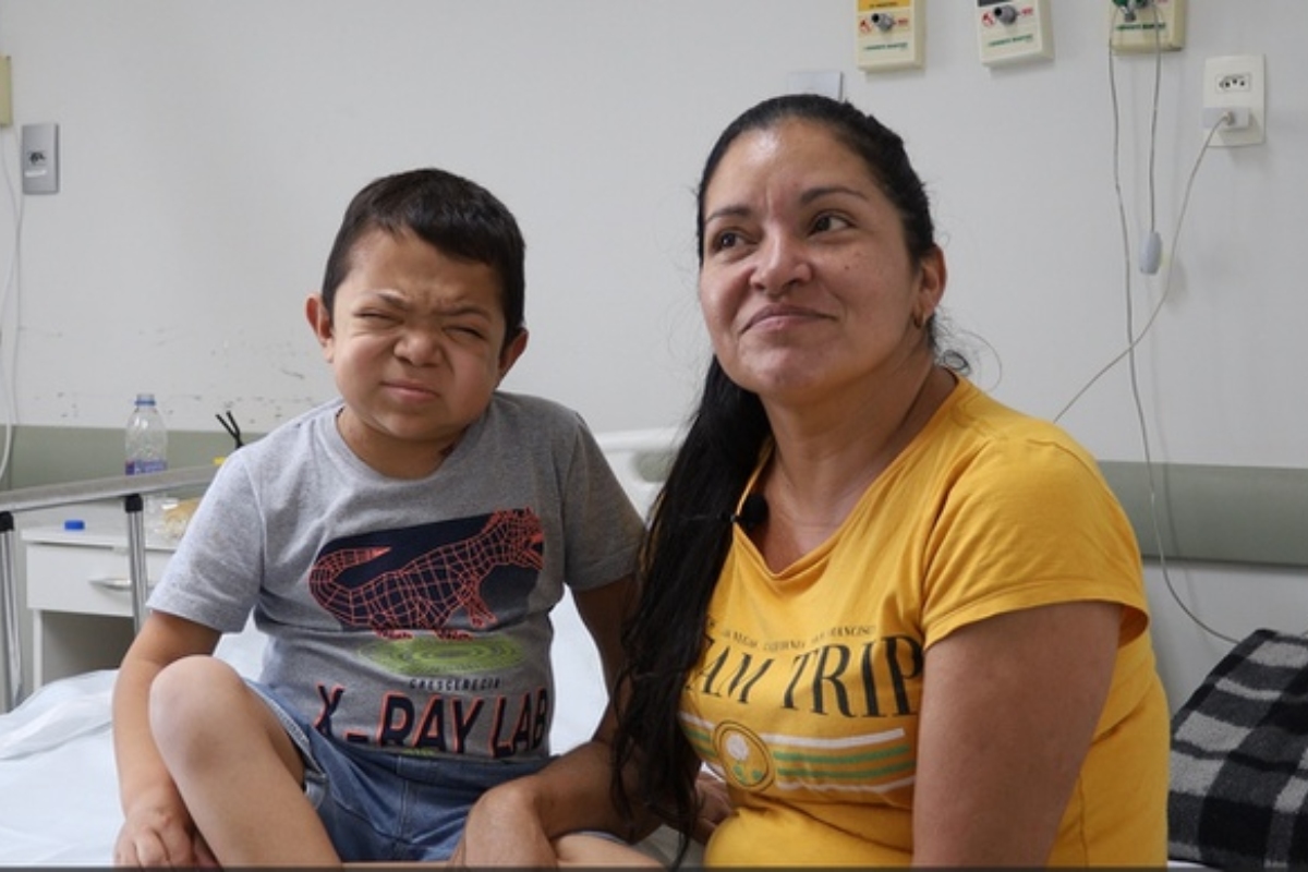 Alliffer e a mãe Josy Gonçalves em hospital