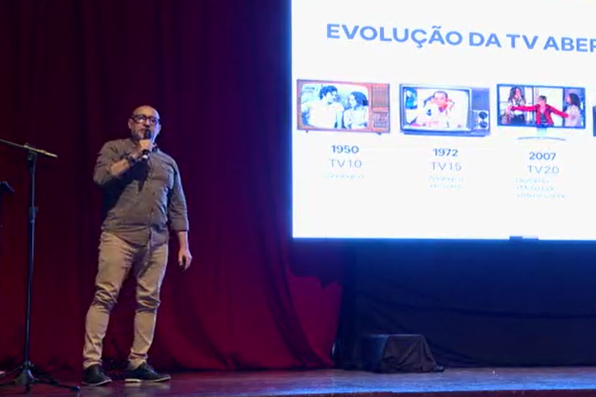 Cícero Mariano, gerente de comunicação da RMC falou sobre TV do Futuro no evento. (Foto: TV Centro América)