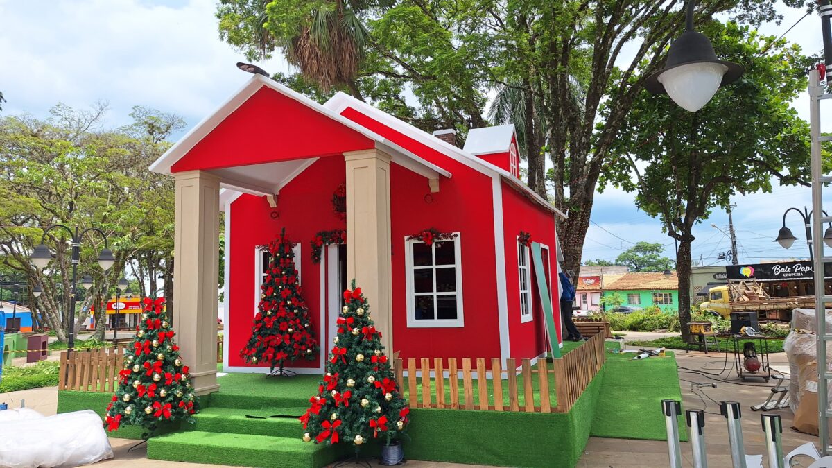 Casa do Papai Noel pode ser visitada na praça da cidade. (Foto: Redes Sociais)