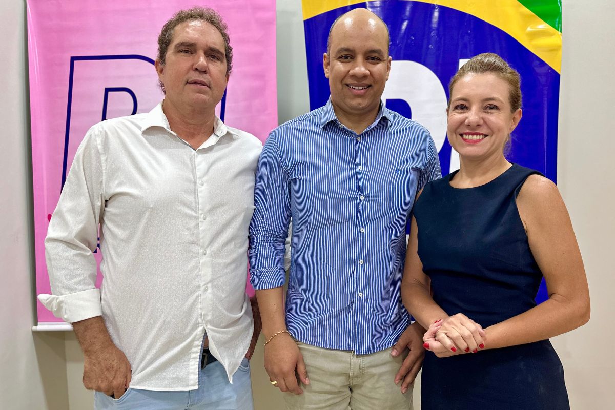 Vice-prefeito Tião da Zaeli, Bispo Gustavo Duarte secretário e Flávia Moretti prefeita de Várzea Grande. (Foto: Assessoria)