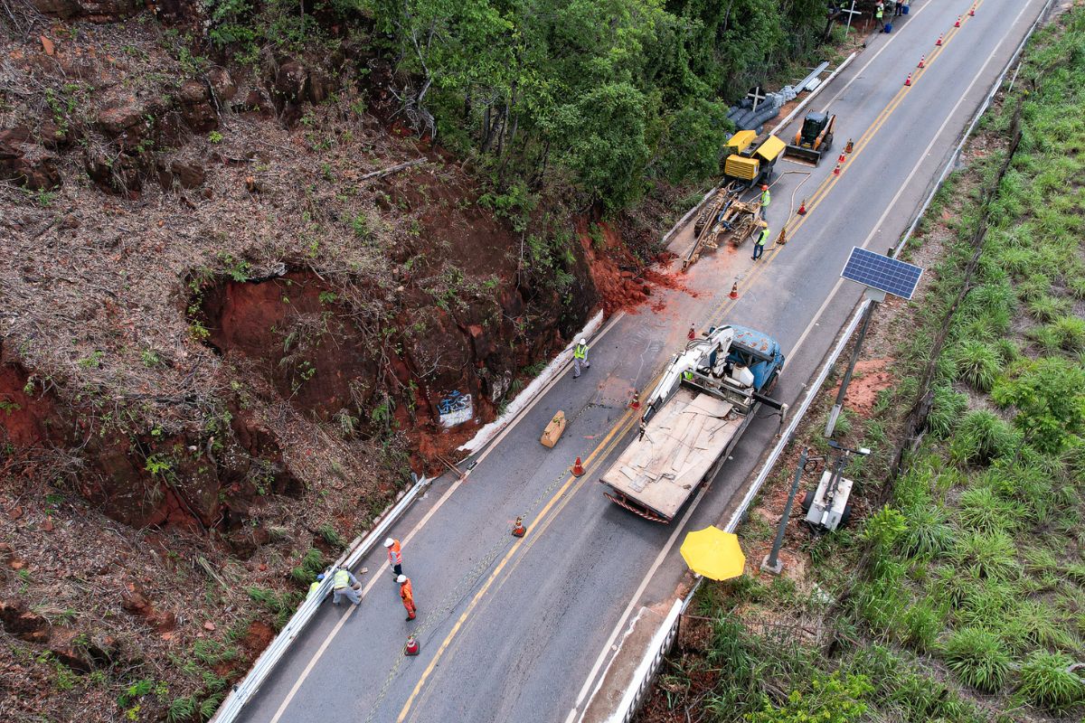 Portão do Inferno passa por constantes bloqueios devido a obras de retirada de blocos soltos do morro. (Foto: Reprodução/ GCom-MT)