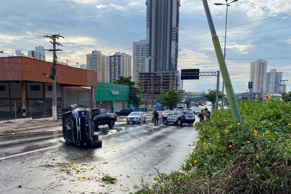 carro capota avenida fernando correa 2