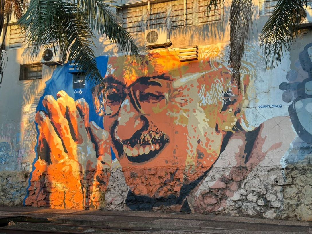 Manoel de Barros eternizado em muro de Campo Grande.