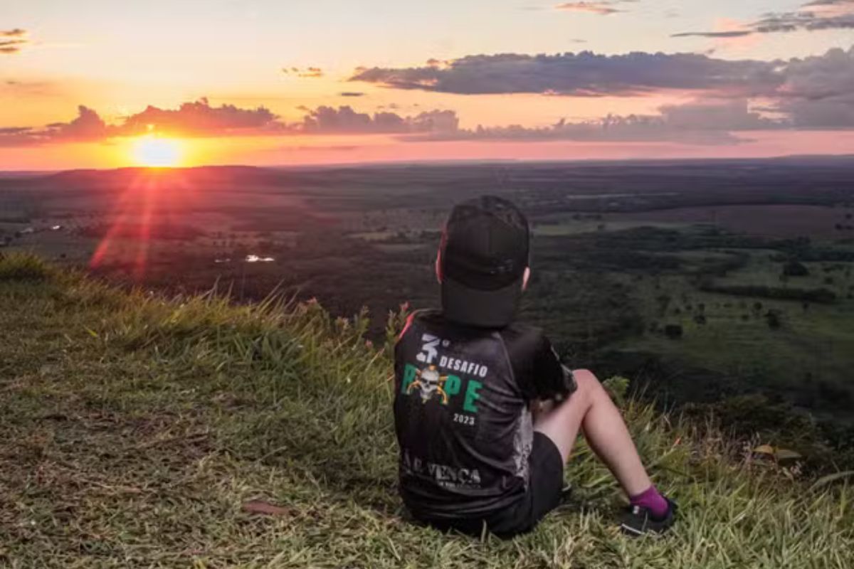 João Paulo assistindo o pôr do sol diretamente do topo do Morro do Ernesto.