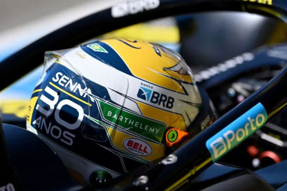 Bortoleto com capacete em homagem à Senna. (Foto: James Sutton - Formula 1/Formula Motorsport Limited via Getty Images)