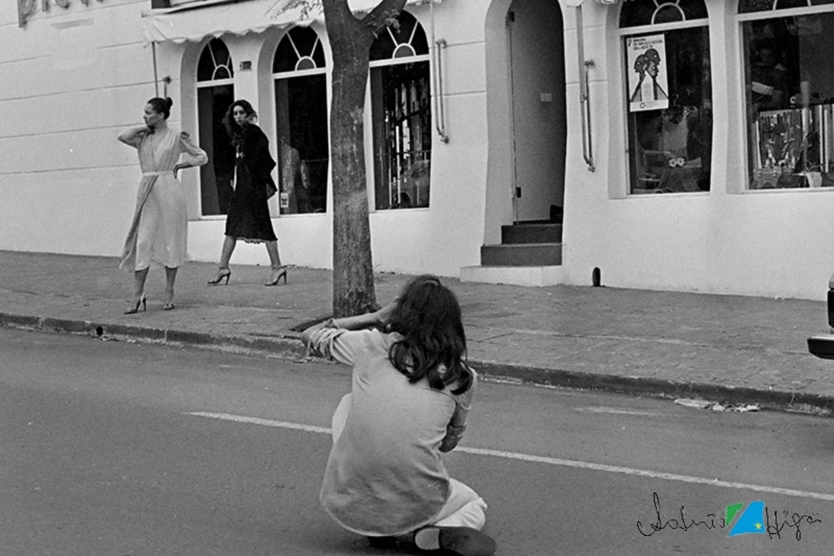 Roberto Higa fotografando modelo no centro de Campo Grande