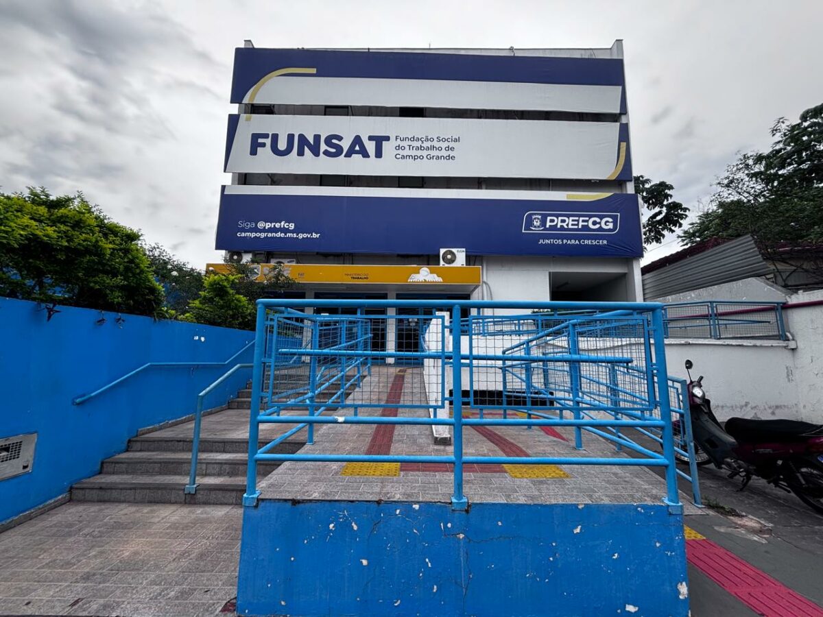 Fachada da Funsat, em Campo Grande, onde ação de emprego oferta vagas imediatas (Foto: Magno Lemes)