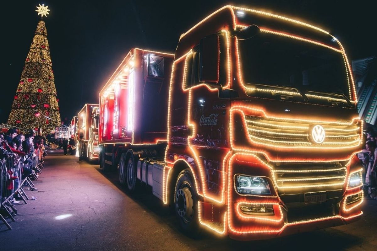 Caminhões iluminados de Natal da Coca-Cola vão passar por 10 cidades de MT. (Foto: Reprodução/ Coca-Cola)