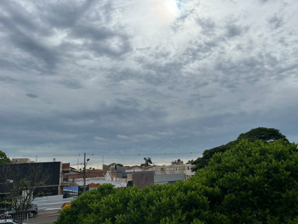 Sol lutando com as nuvens para brilhar em Campo Grande, nesta sexta; previsão é de temporal (Foto: Liniker Ribeiro)