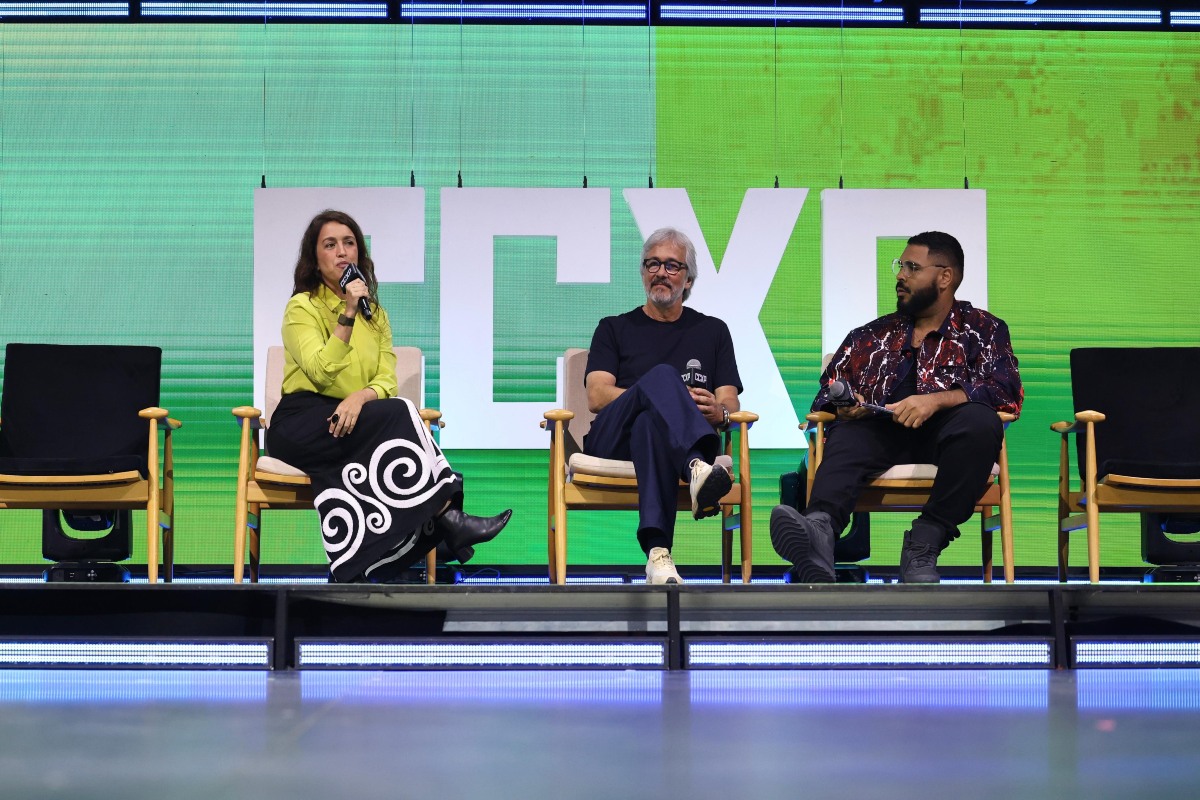 Manuela Dias, e Paulo Vieria no palco da CCXP falando de Vale Tudo (Foto: Globo/João Cotta)