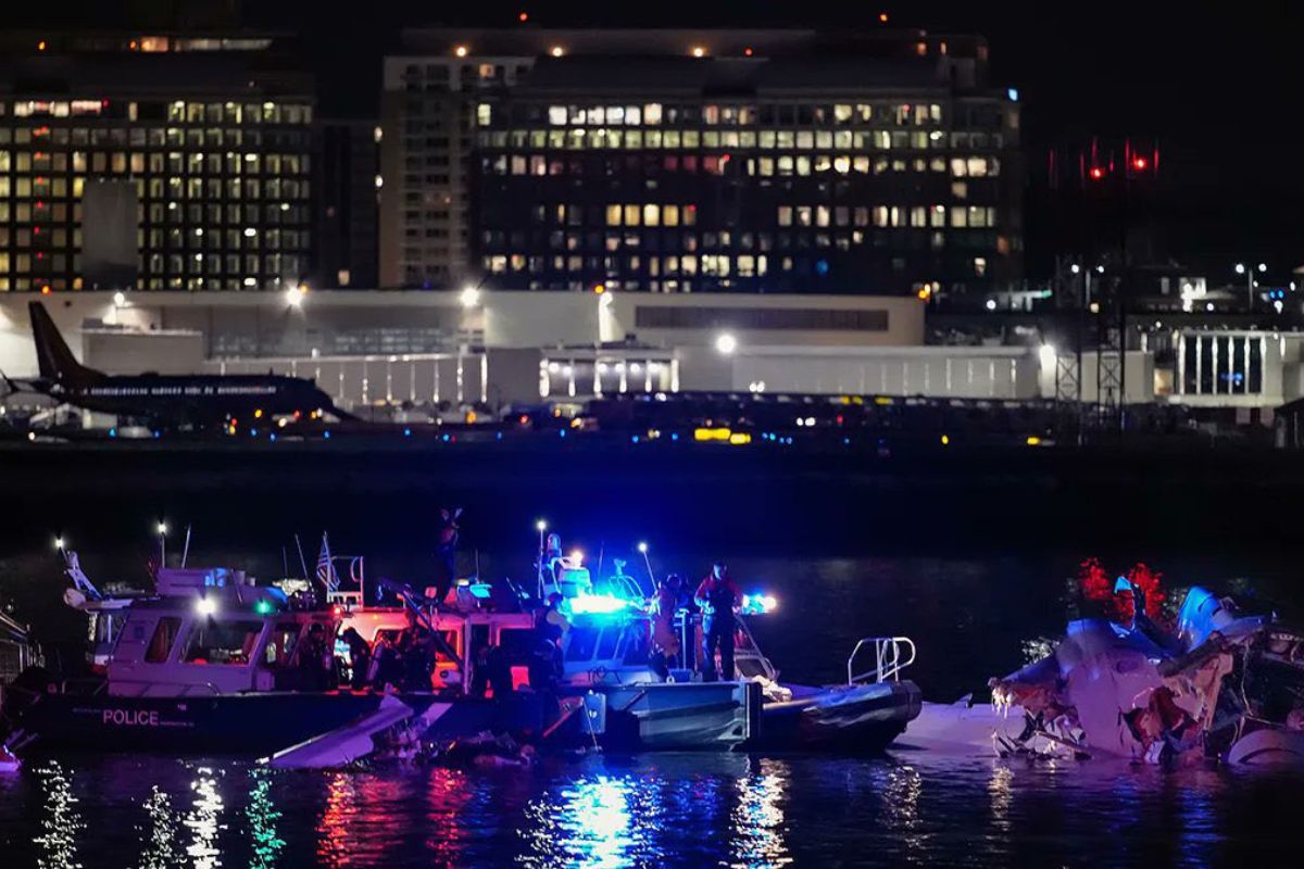 Equipes de resgate buscam por vítimas no rio Potomac. (Foto: Andrew Harnik/Getty Images/AFP)