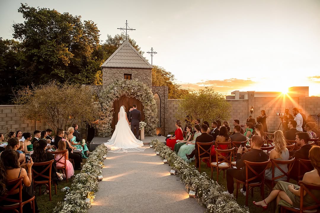 A Julia e o Matheus optaram por celebrar o casamento na capela do castelo. (Foto: Reprodução/ Redes sociais)