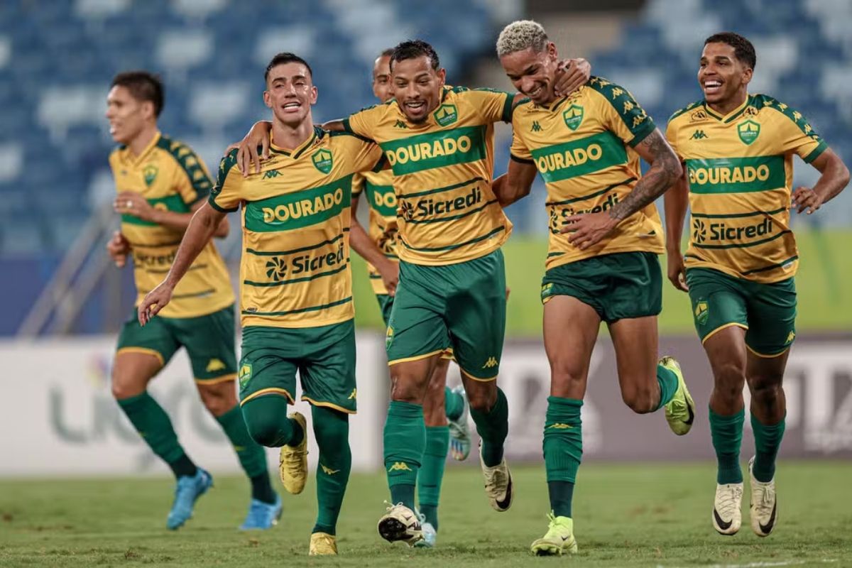 Ruan Oliveira comemora gol marcado na estreia. (Foto: AssCom Dourado)