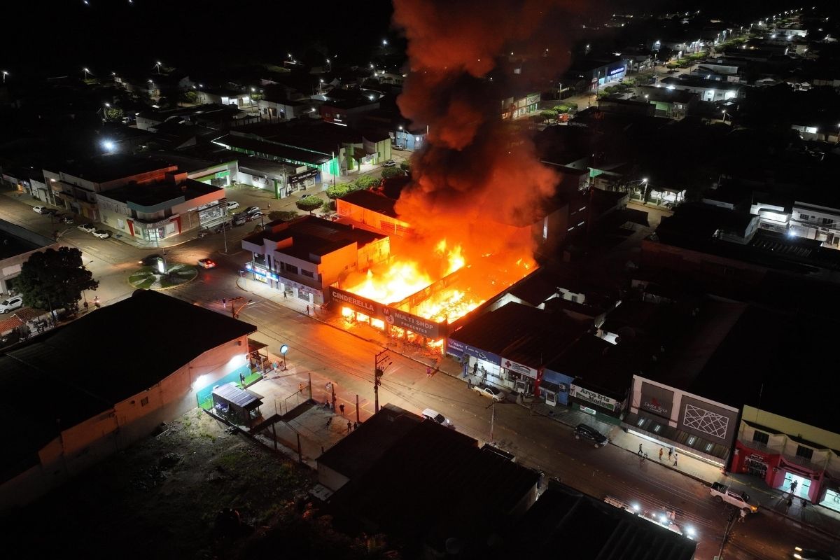 Incêndio destrói loja em Paranatinga e assusta moradores. (Foto: Reprodução)