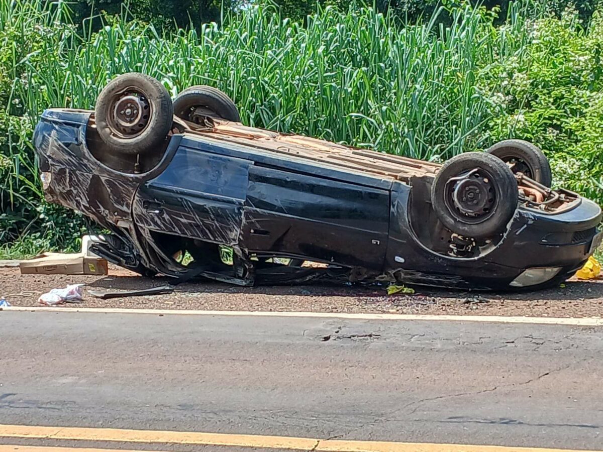 Carro capota na BR-262 e motorista não resistiu (Foto: Osvaldo Nóbrega)