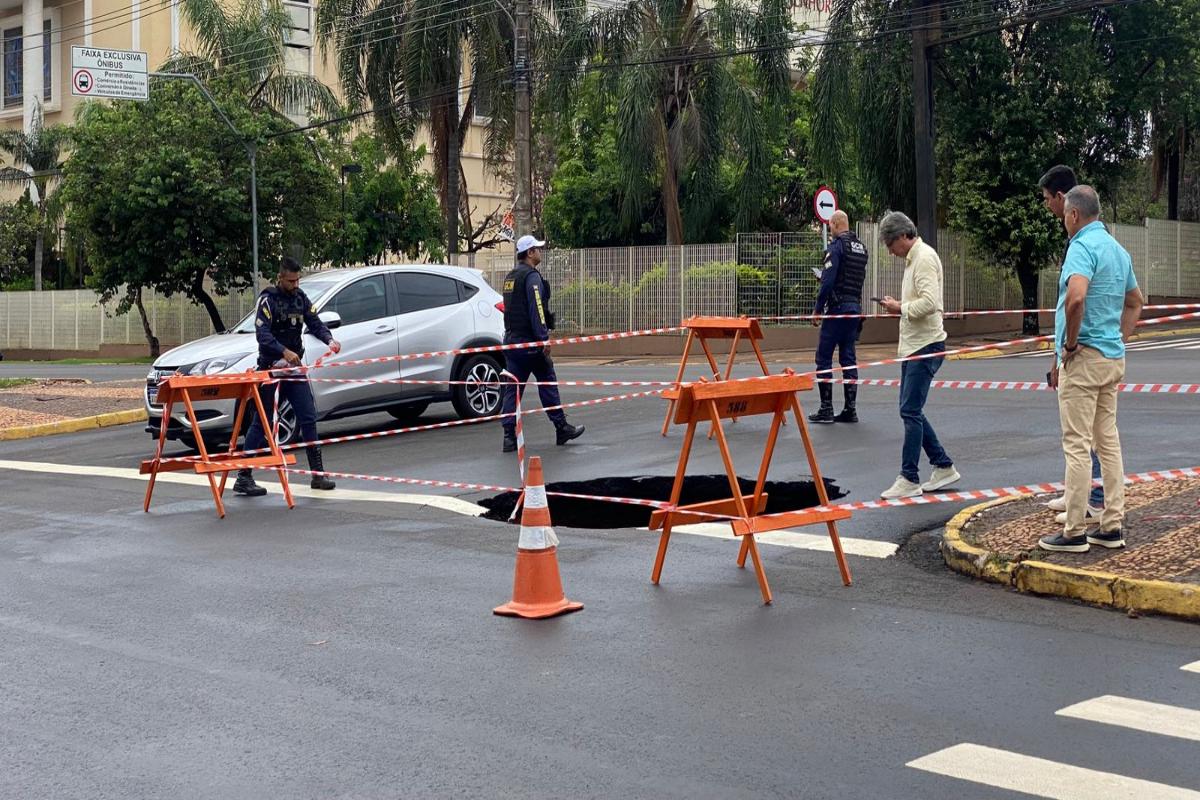 Cratera que abriu na Avenida Mato Grosso