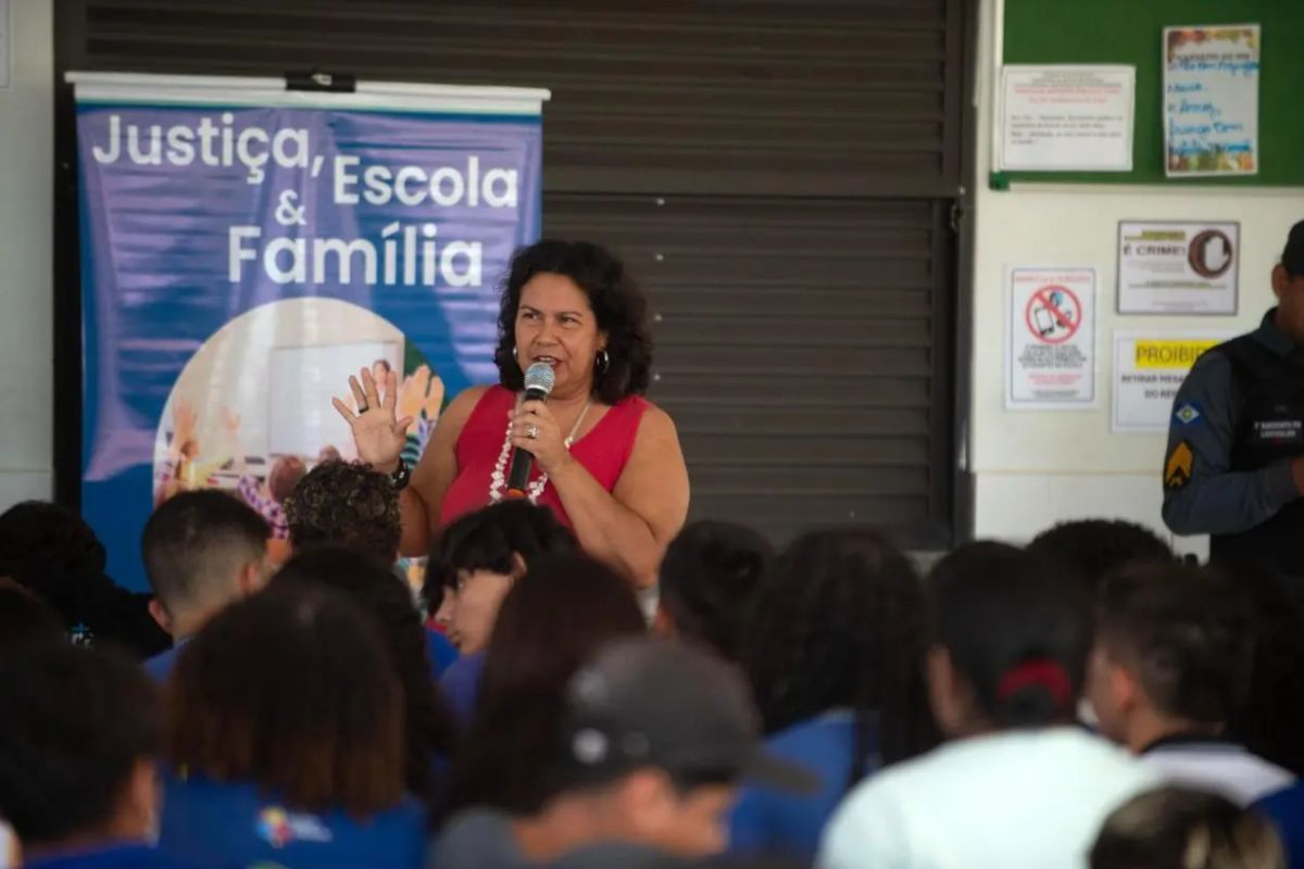  Edna de Oliveira, assistente social da Saúde da Família e Atenção Primária, durante palestra na escola. (Foto: PJE-MT)