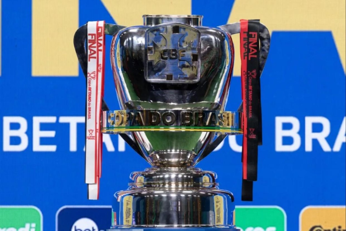 Taça entregue ao campeão da Copa do Brasil