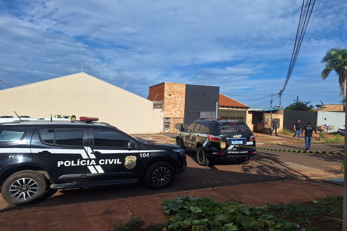 Policiais civis em frente à residência onde houve o confronto