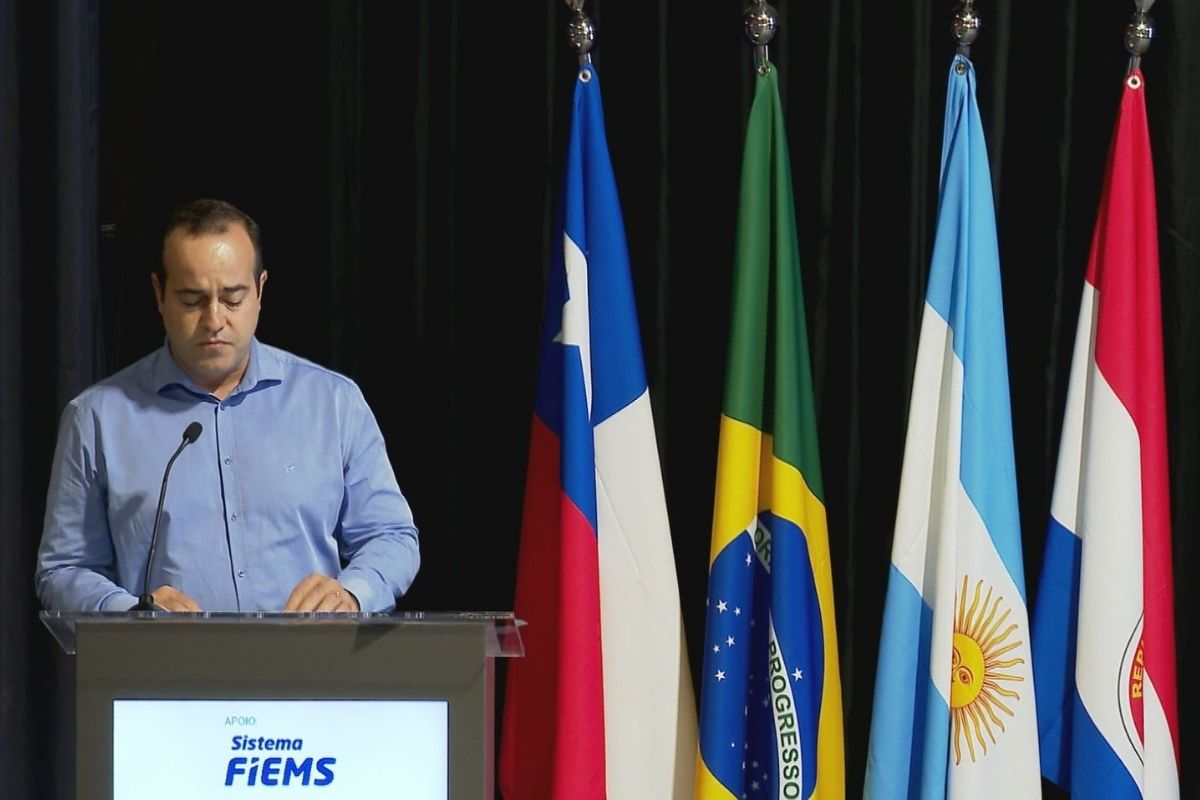 Leitura da Carta de Campo Grande, no encerramento do Seminário Internacional da Rota Bioceânica, foi feita pelo assessor especial de Logística da Semadesc, Lúcio Lagemann (Foto: Marcus Vinnicius)