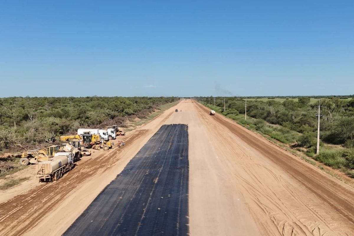 Obra de pavimentação na parte final da PY-15, conhecida como Picada 500, entre Mariscal Estigarribia e Pozo Hondo, trecho da Rota Bioceânica no Paraguai (Foto: MOPC Paraguay)