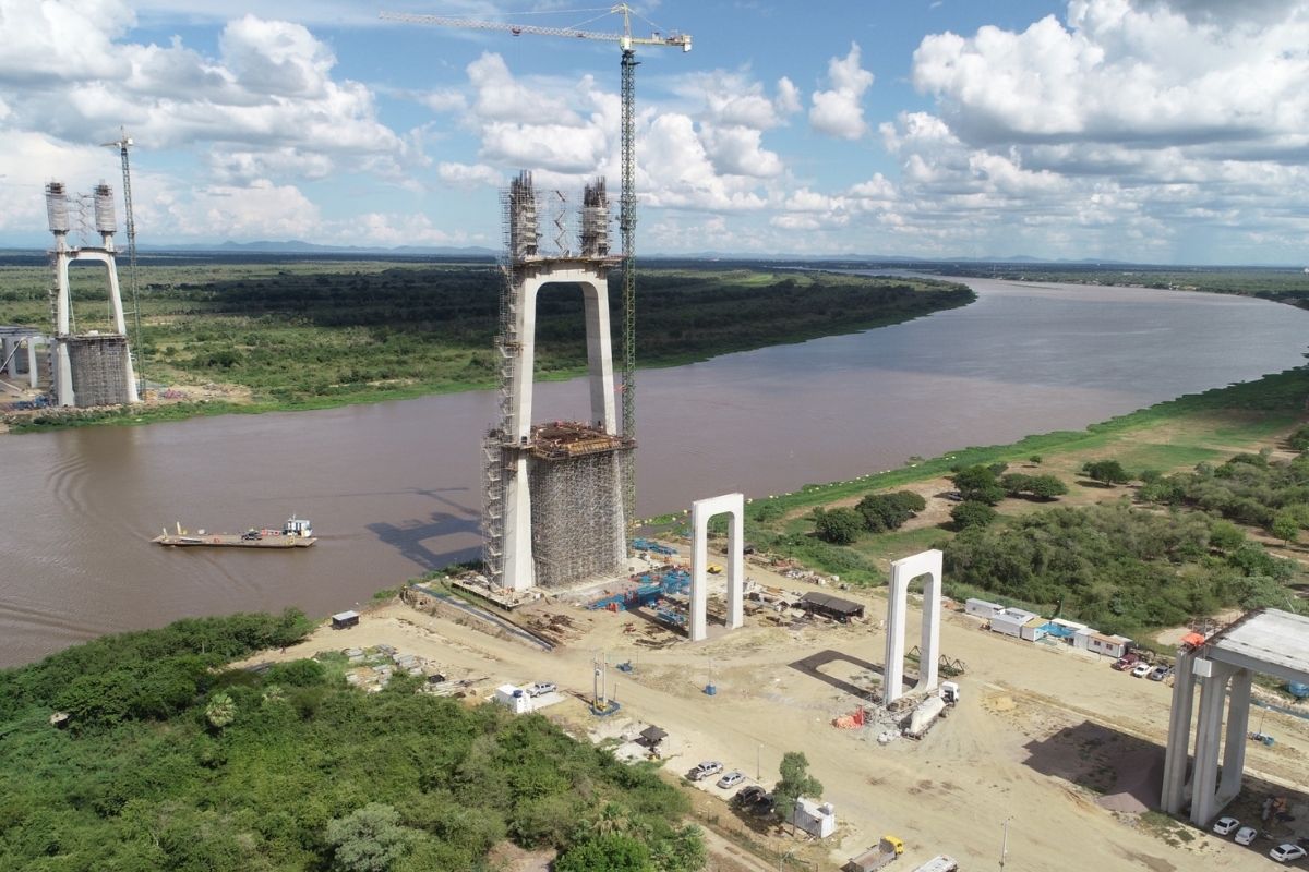 Obra da ponte da Rota Bioceânica sobre o rio Paraguai entre Porto Murtinho e Carmelo Peralta (Foto: Itaipu Binacional)