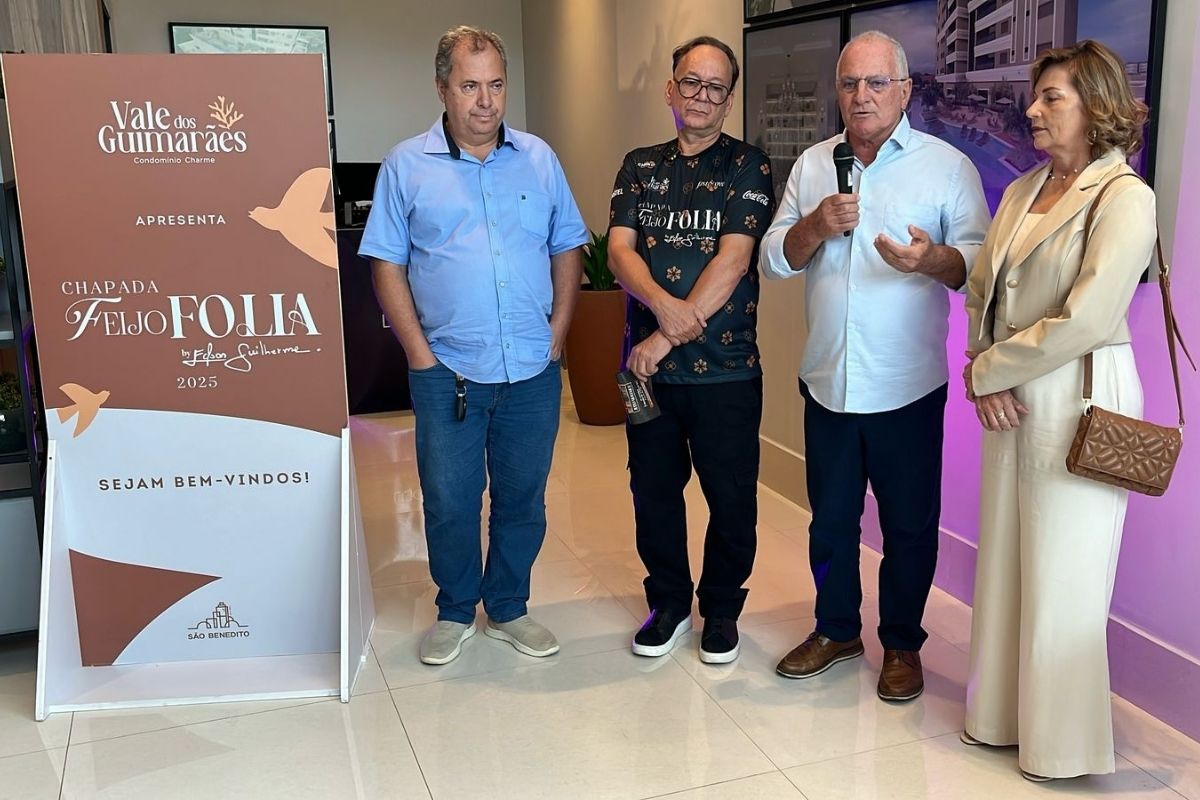 Secretário de Cultura Gilberto Mello; Edson Guilherme; prefeito de Chapada dos Guimarães Osmar Froner e a primeira-dama Hélia Mello. (Foto: Nathalia Okde)