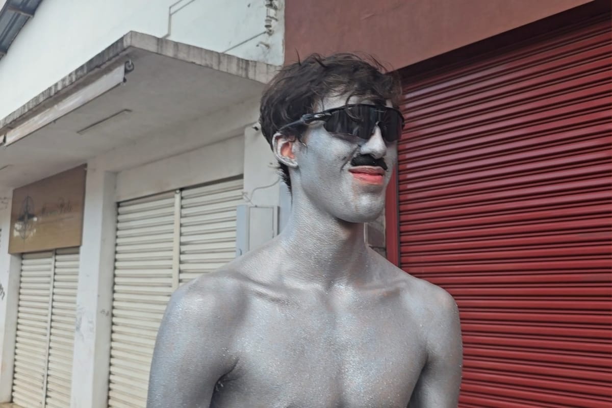 José Henrique se fantasiou de Fred Mercury Prateado. (Foto: Augusto Castro)