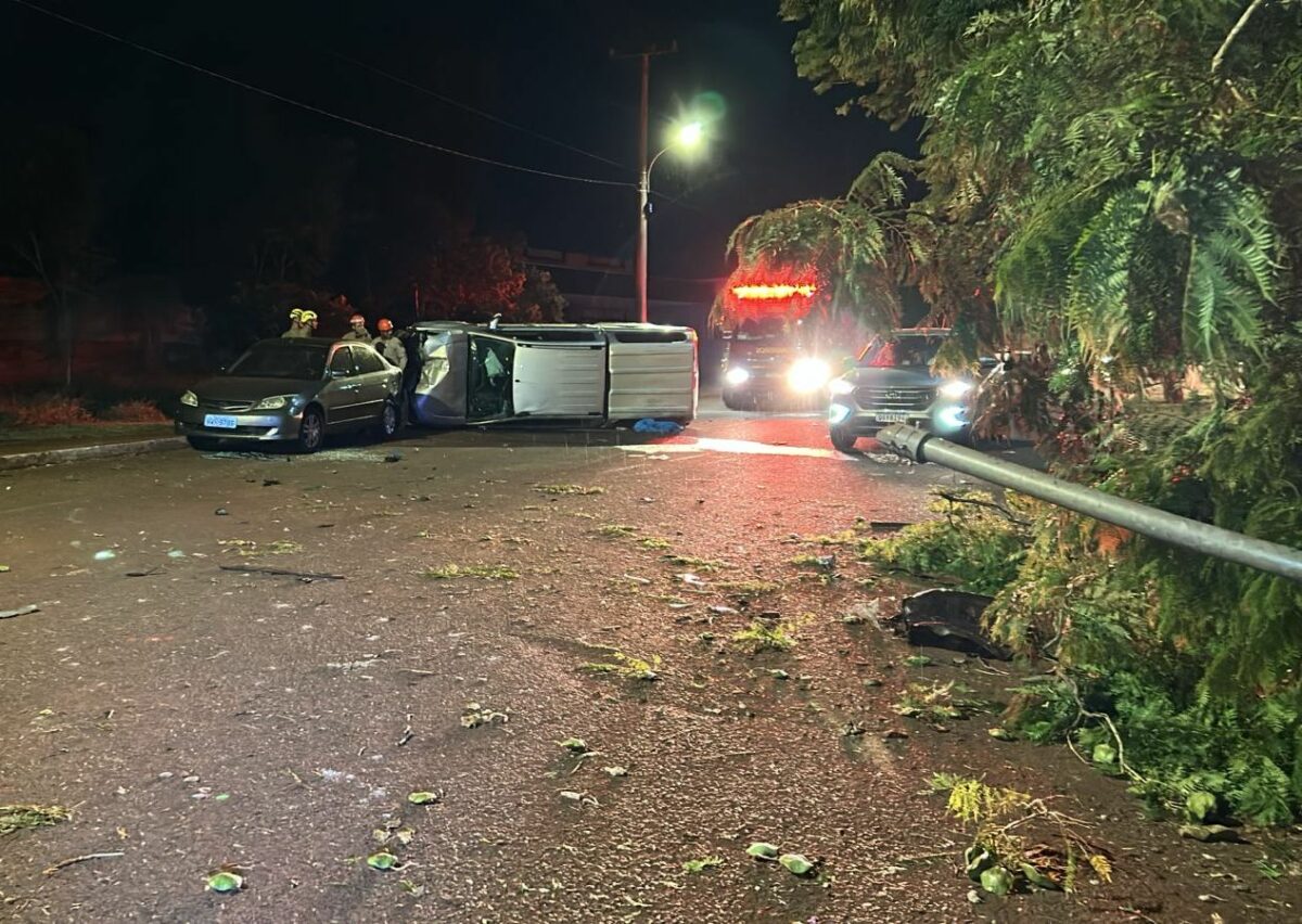 Poste caído, carro batido e caminhonete tombada após acidentes em série (Foto: WhatsApp)