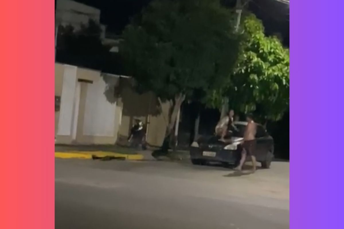 Mulher se agarra a carro em movimento para impedir fuga do marido com a filha. (Foto: Captura de tela)