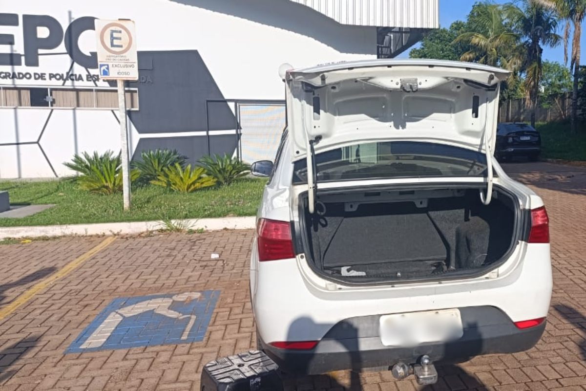 Vítima foi colocada no porta-malas de carro (Foto: Lidiane Antunes)