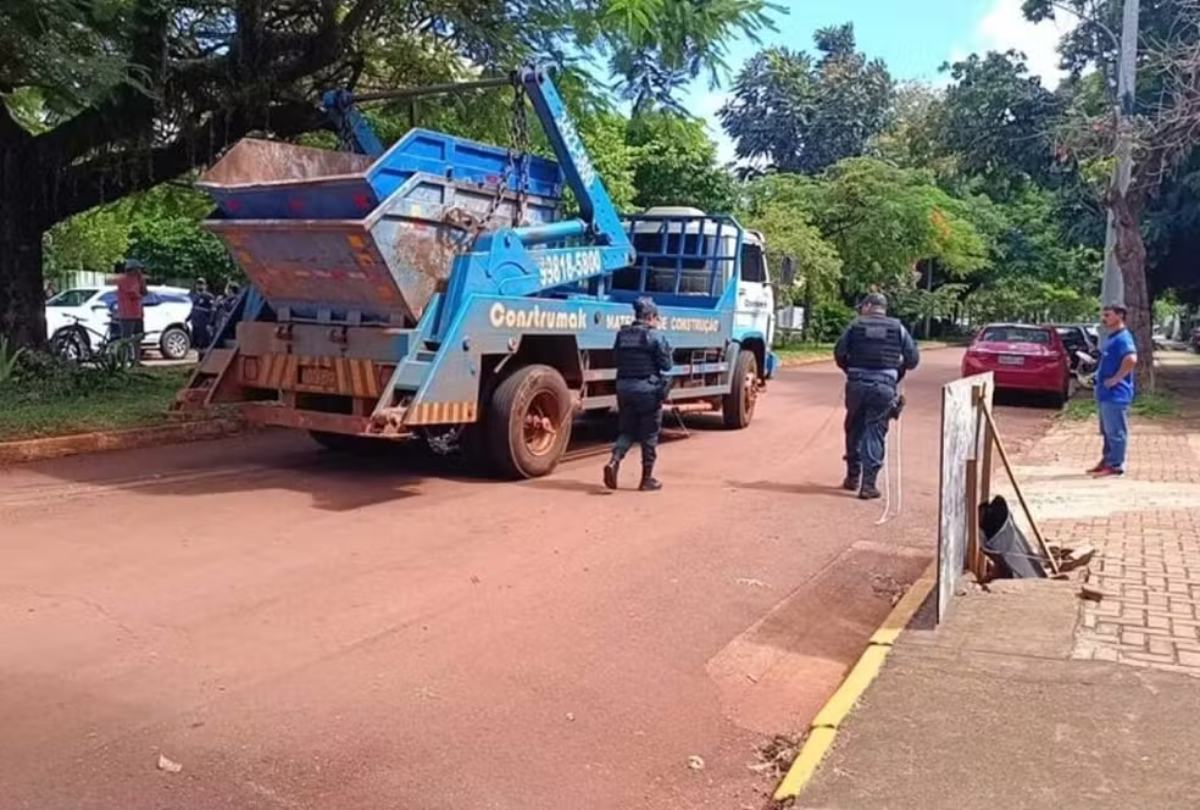 Caminhão no local do acidente onde ex-secretária de educação de Dourados morreu atropelada (Foto: Redes sociais)